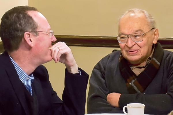 Paul Farmer conversa con el sacerdote Gustavo Gutiérrez