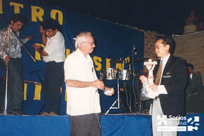 Dr. Jim Kim en la inauguración del auditorio Juan Roussin en la primer local de Socios En Salud en el AA.HH Raúl Porres Barrenechea, Carabayllo, Lima, 1996.