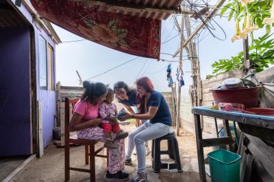 Agentes comunitarias acompañan a Dina y su hija - SAMIA