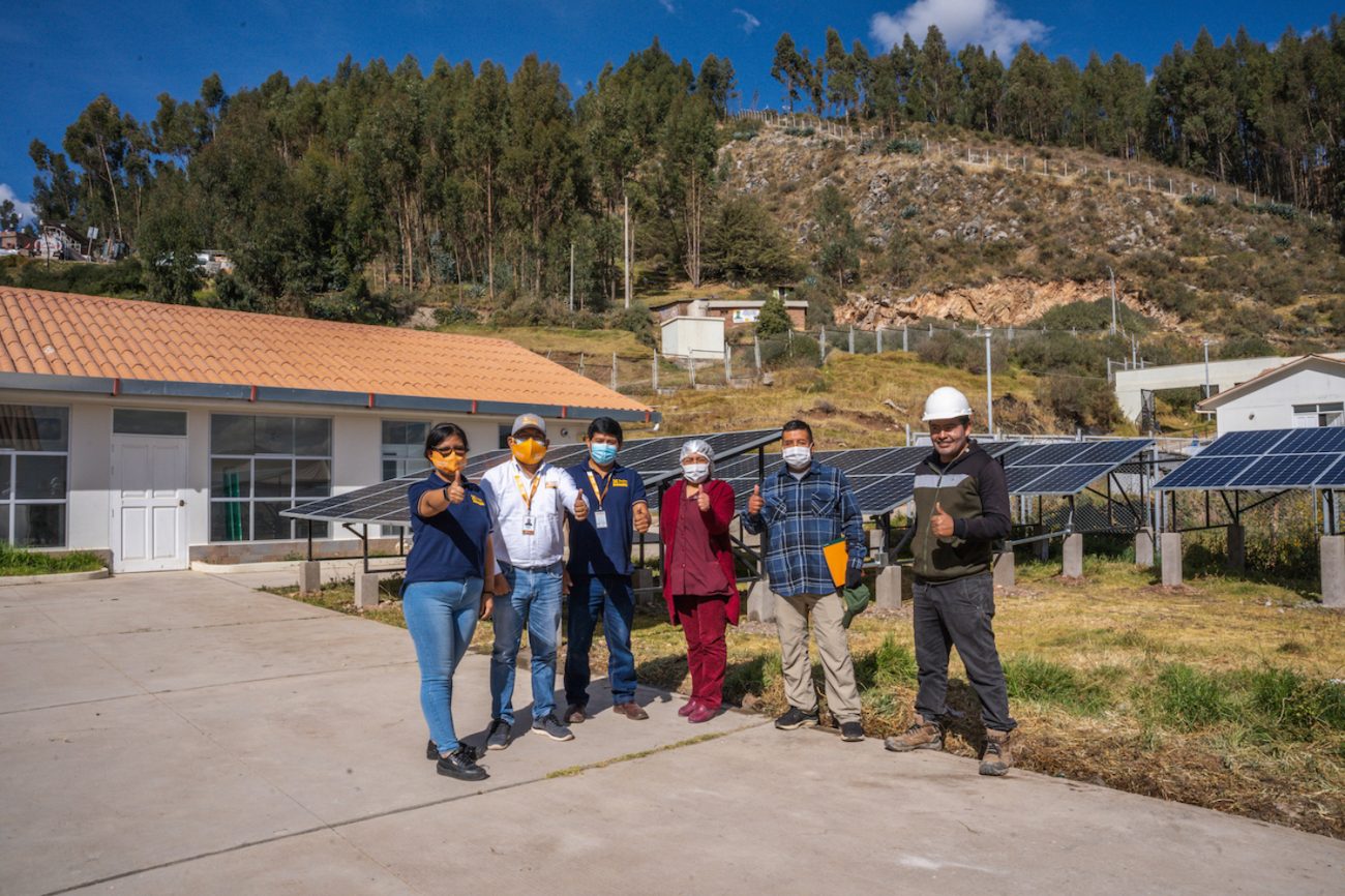 Con el fin de fortalecer el primer nivel de atención de salud para cerrar las brechas existentes en el acceso a la oxigenoterapia, el proyecto Respuesta Rápida COVID-19 en Perú de la Agencia de los Estados Unidos para el Desarrollo Internacional (USAID) en alianza con Socios En Salud (SES), se suma a los esfuerzos de la Gerencia Regional de Salud Cusco, con la implementación de un sistema de generación eléctrica fotovoltaica en el Centro de Salud Maras, Urubamba y en Centro de Salud Capacmarca, Chumbivilcas de la región Cusco. El cual contempla, la entrega de 48 paneles solares y 5 concentradores de oxígeno.
In order to strengthen the first level of health care to close the existing gaps in access to oxygen therapy, the COVID-19 Rapid Response project in Peru of the United States Agency for International Development (USAID) in alliance with Socios En Salud (SES), joins the efforts of the Cusco Regional Health Management, with the implementation of a photovoltaic electricity generation system in the Maras Health Center, Urubamba and in the Capacmarca Health Center, Chumbivilcas in the Cusco region . Which includes the delivery of 48 solar panels and 5 oxygen concentrators.